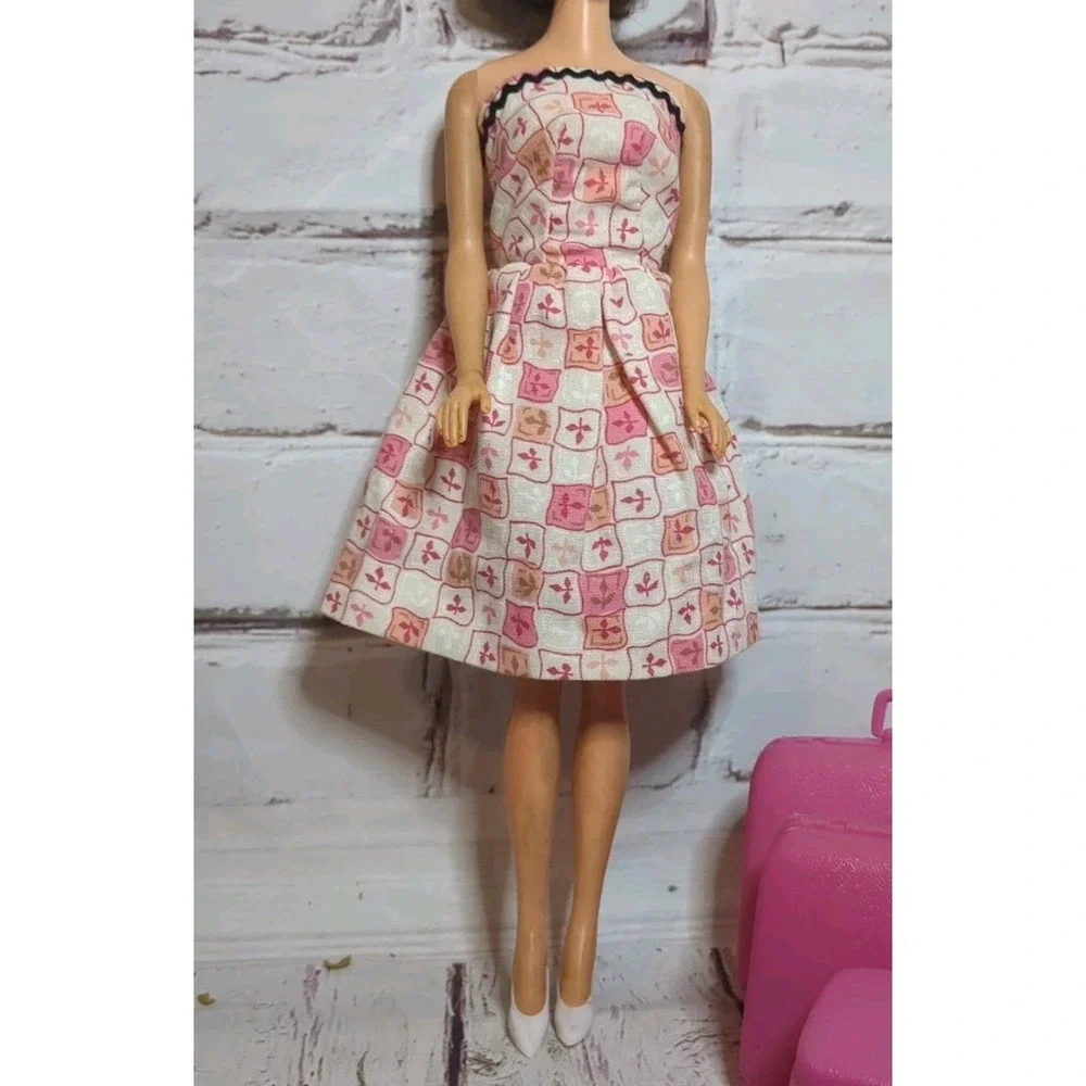 Vintage Barbie Brunette Hair Fair On Standard Straight Leg Body‎